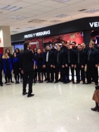 El Coro de Jóvenes de Madrid ameniza las compras navideñas en los mercados municipales