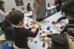 Casi cincuenta propuestas para aprender en los talleres de Navidad para niños y niñas