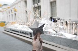 Cientos de personas han escrito sus deseos en estrellas de papel en la Galería de Cristal de CentroCentro.