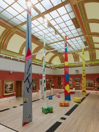 María Zahle inunda de color el hall principal de CentroCentro con la instalación UpUpUpUp