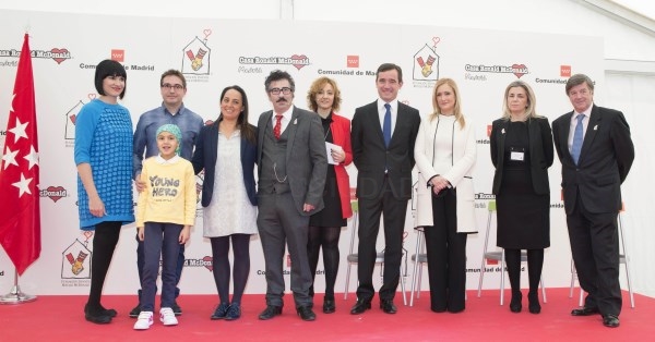 Cifuentes visita el hogar que acoge a las familias de menores hospitalizados en centros públicos madrileños