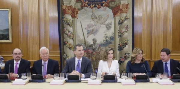 Los Reyes han presidido en el Palacio de la Zarzuela el pleno de la Comisión Nacional del IV Centenario de la muerte de Miguel de Cervantes