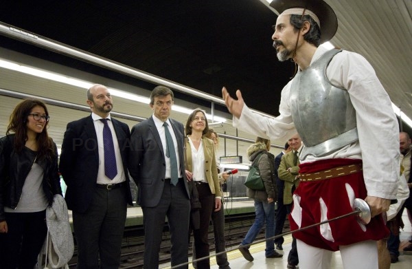 Metro homenajea a Cervantes llevando el teatro a trenes y estaciones