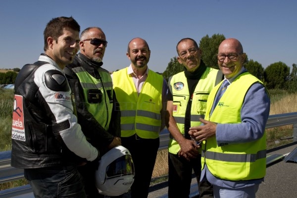 La Comunidad comienza la instalación de barreras de protección para motoristas