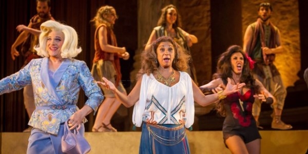 "La asamblea de las mujeres" con Lolita Flores, Pastora Vega y María Galiana en el Teatro de la Latina