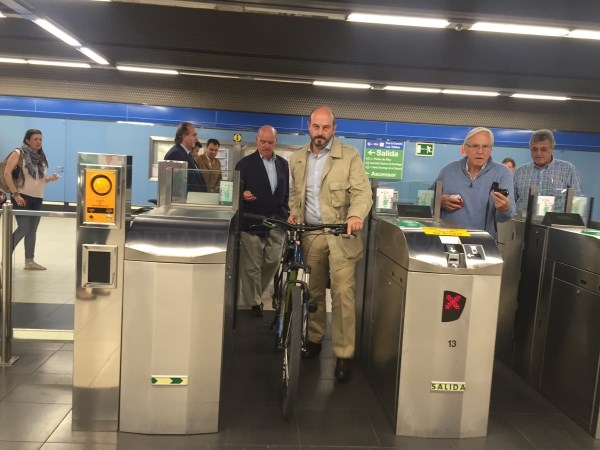 La Comunidad amplía los tramos de Metro sin limitación horaria para viajar con bicicleta