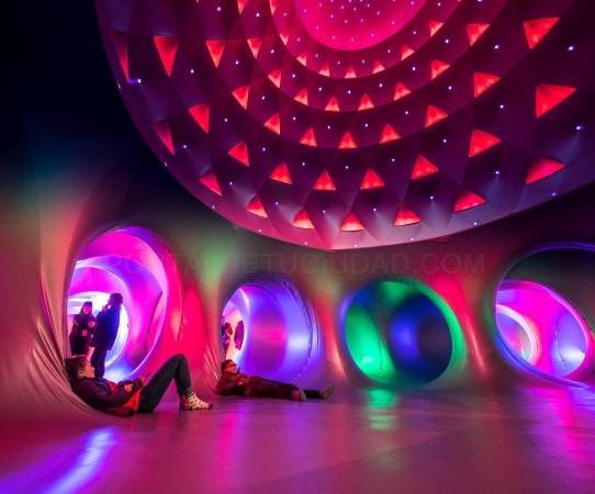 “Katena”, una gran escultura visitable hecha de color, geometría y luz
