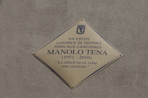 El Ayuntamiento recuerda a Manolo Tena con una placa en Lavapiés