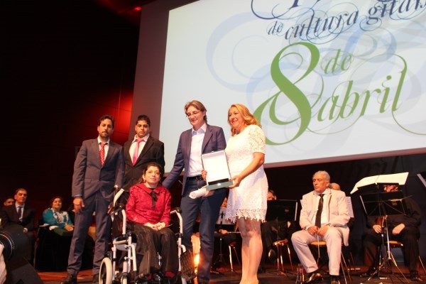 Premio Concordia a Rami Fernández, la primera profesora gitana con diversidad funcional