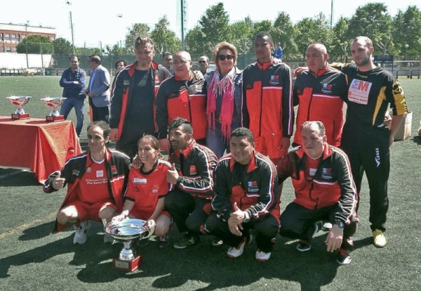 Los futbolistas madrileños Pro Salud Mental, terceros en el torneo nacional Puerta Abierta