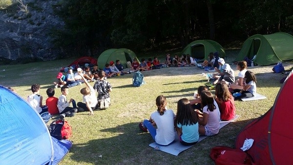 Campamento de naturaleza e inglés para menores acogidos en familia extensa