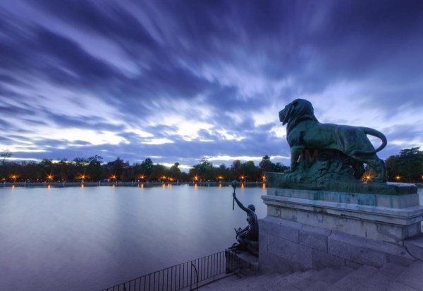 Luz, música y creatividad inundan el Sitio de El Retiro y El Prado en Luna de Octubre