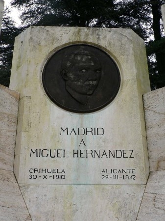 ‘Nuestras estatuas hablan’ rinde homenaje a Miguel Hernández en el 75 aniversario de su muerte