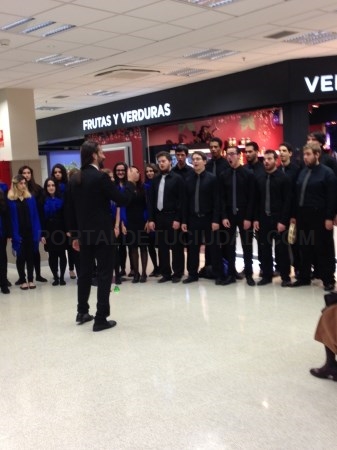 El Coro de Jóvenes de Madrid ameniza las compras navideñas en los mercados municipales