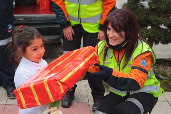 Entrega solidaria de juguetes para las niñas y niños de los campamentos de Valdelatas y San Roque