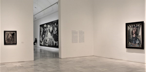 La Colección Phelps de Cisneros dona 39 obras al Reina Sofía Osías Yanov. ///////)))_IO))). 2014. Performance, escultura de aluminio. 300 x 600 x 5 cm
