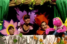 Mandrágora Teatro presenta “La loca historia de Alicia en el País de las Maravillas”.