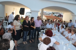 Los mayores de la villa celebran su día con una merienda en el casco antiguo