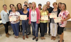 María Ángeles Escámez entrega a quince alumnos su diploma del curso de ‘Ofimática Básica
