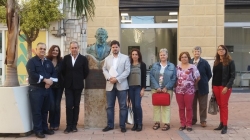 El ayuntamiento de Motril traslada la escultura de Francisco Javier de Burgos a la plaza que lleva su nombre, a petición del aula de pensamiento