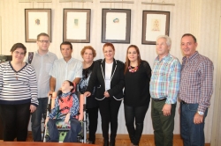 La familia de Raúl recibe la recaudación de la paella solidaria