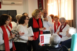 El Coro de los Talleres Municipales anima la Navidad de los mayores motrileños