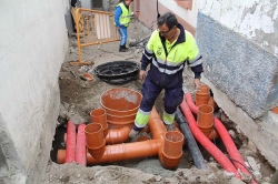 Avanzan los trabajos de rehabilitación integral de las calles almuñequeras de Carmen Baja y Cobertizo.