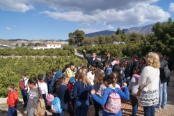 Alumnos de primaria conocen los frutos subtropicales de mano del ‘Grupo La Caña’