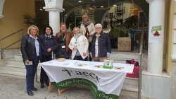 La alcaldesa de Almuñécar se suma a la campaña contra el cáncer de colón promovida por AECC.