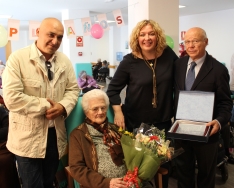 La alcaldesa acude a la Residencia de San Luis para celebrar el 100 cumpleaños de Consuelo Pérez Rute