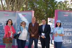 La exposición "Psoriasis, lo que la piel esconde" llega a Motril para sensibilizar sobre la gravedad de esta enfermedad