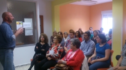 Mujeres y hombre debaten acerca de qué se gana con la igualdad