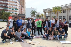 Más de 70 alumnos de la Escuela de Arte participan en una campaña de Limdeco para fomentar el reciclaje de vidrio
