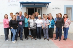 La alcaldesa visita los Talleres de Adultos de Las Angustias y Huerta Carrasco