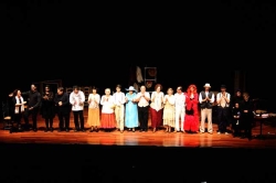 El grupo Dionisio Theatre presentó anoche con éxito la obra de Pirandello "Seis personajes e busca de autor"