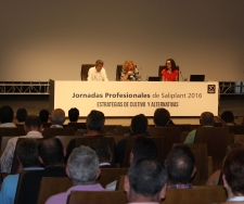 La alcaldesa inaugura las Jornadas Profesionales de la empresa Saliplant, en las que participan más de 400 personas relacionadas con el sector
