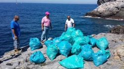 Voluntarios sexitanos retiran más de 130 kilos de basura de las piedras de pesca en Punta de la Mona