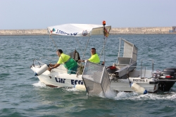 El barco de LIMDECO refuerza el dispositivo de limpieza de las playas motrileñas