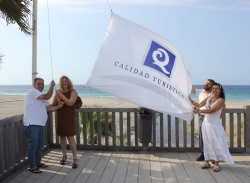 Izada la bandera azul de Playa Granada y las ‘Q’ de calidad del litoral motrileño