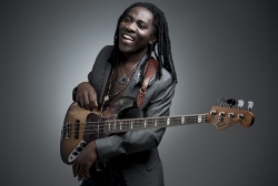 Richard Bona & Mandekan Cubano actúa esta noche en Almuñécar