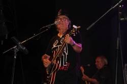 El grupo musical "Los Puntos" llenó de éxitos y recuerdos de los 70 el parque El Majuelo de Almuñécar