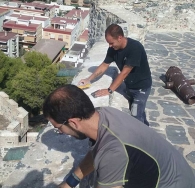 Almuñécar lleva a cabo una limpieza especial del Castillo de San Miguel contra los excrementos de las gaviotas.