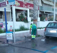 El Servicio de Limpieza actúa sobre un punto negro en el paseo de La Herradura