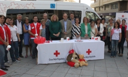 Motril se tiñe con los colores de la solidaridad para ayudar a Cruz Roja en su campaña a favor de la infancia