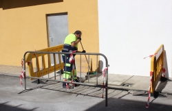 El Ayuntamiento renueva los anclajes de las farolas de la calle Bachiller Sansón, en el barrio de La Fabriquilla