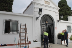 El Ayuntamiento de Salobreña pone a punto sus cementerios de cara a la festividad de todos los Santos