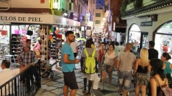 Almuñécar celebra este jueves la I Jornada para el Fomento de la Cooperación entre Turismo y Comercio.