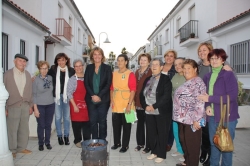 El PP visita a los mayores de Santa Adela y se interesa por las mejoras prometidas por el PSOE que “nunca llegaron”