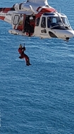 Un helicóptero de Salvamento Marítimo recupera a un hombre en el acantilado de la Punta de la Mona.