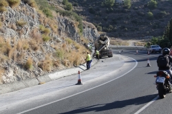 Fomento mejora cunetas en la CN 340 entre Almuñécar y La Herradura.